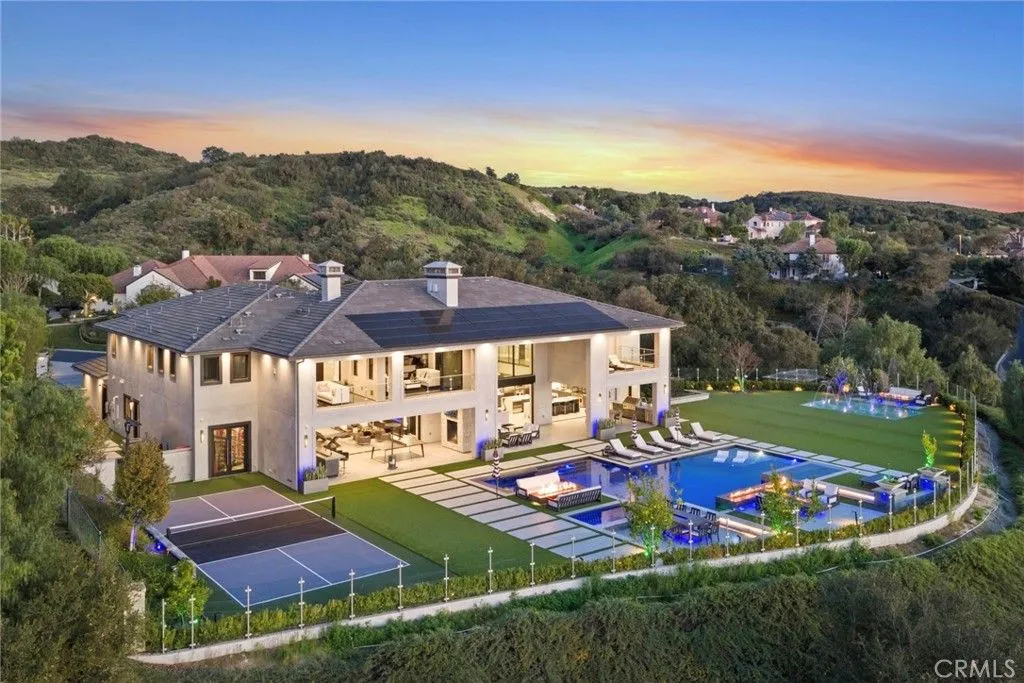 A Remarkable $11.5 Million California Showpiece Designed for Modern, Elevated Living 6 Inside 11 Thurston Dr — A Stunning 11.5 Million Masterpiece Defined by Balance and Luxury 20