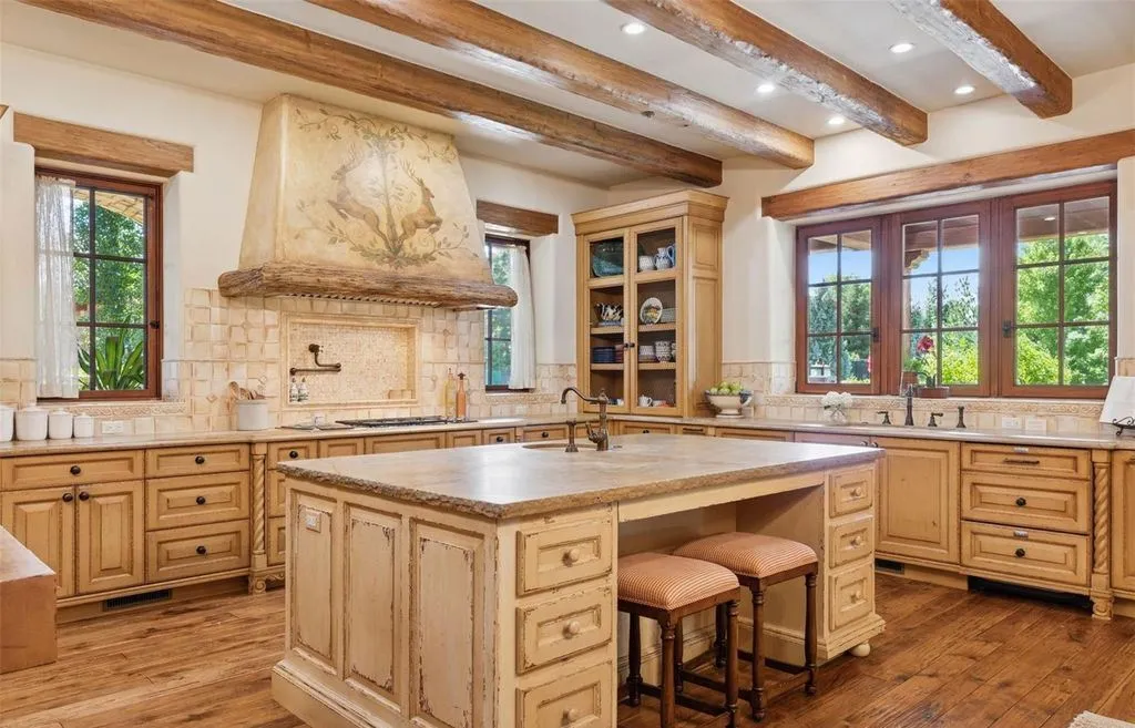 Inside an $8 Million Colorado Residence Masterfully Crafted by Architect Greg Cook 13 Inside 7 Village Road — A Stunning 8 Million Architectural Triumph in Colorado 13