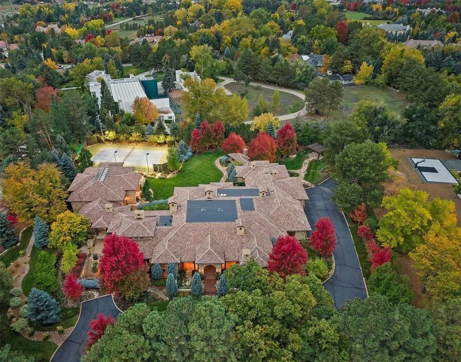 Inside an $8 Million Colorado Residence Masterfully Crafted by Architect Greg Cook 29 Inside 7 Village Road — A Stunning 8 Million Architectural Triumph in Colorado 26