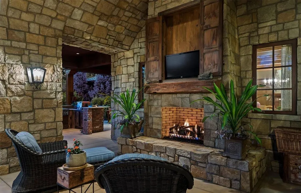 Inside an $8 Million Colorado Residence Masterfully Crafted by Architect Greg Cook 15 Inside 7 Village Road — A Stunning 8 Million Architectural Triumph in Colorado 7