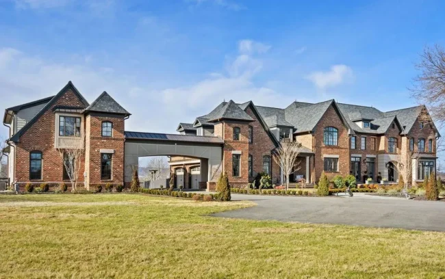 Stunning Virginia Country Estate with Panoramic Blue Ridge Mountain Views Asks $3.395M