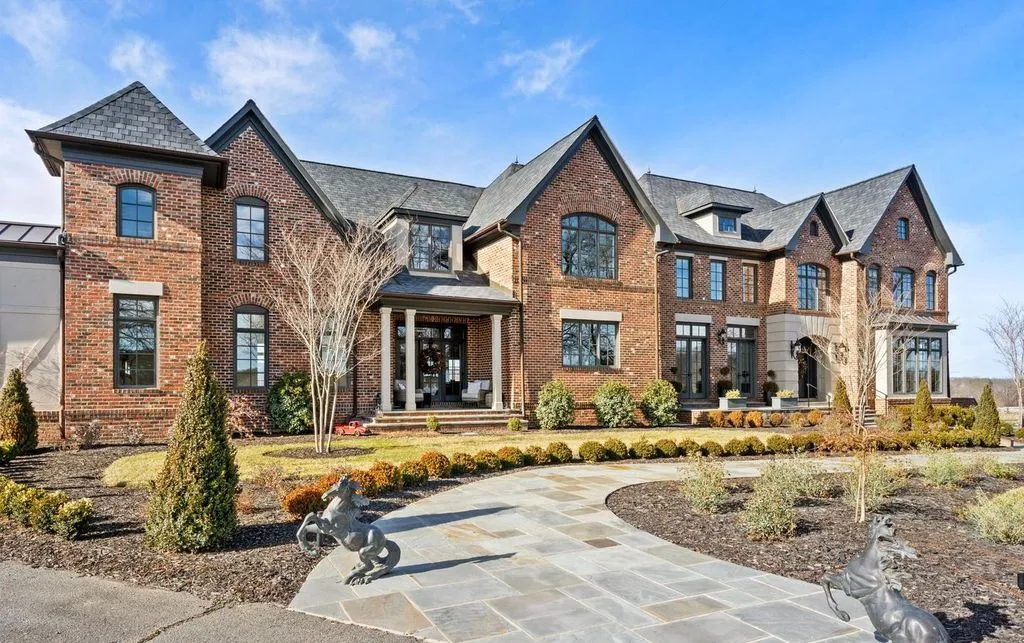 Stunning Virginia Country Estate with Panoramic Blue Ridge Mountain Views Asks $3.395M 6 102 result 1