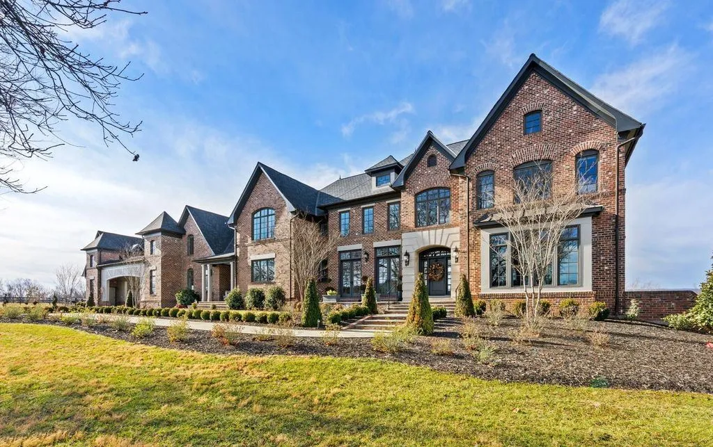 Stunning Virginia Country Estate with Panoramic Blue Ridge Mountain Views Asks $3.395M 7 103 result 1