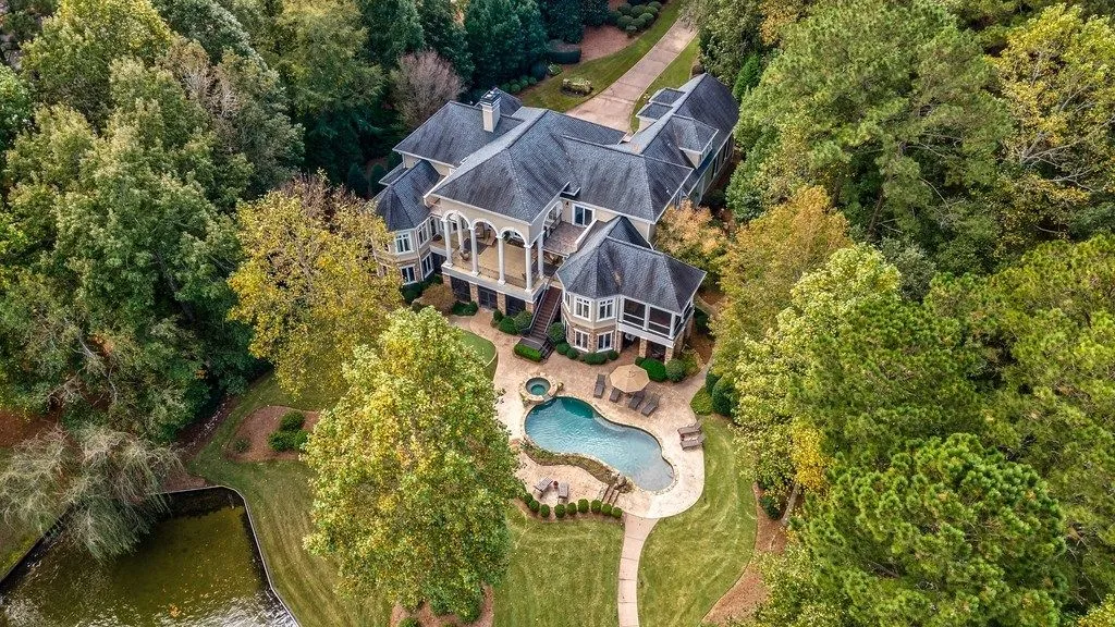 Elevated Coastal Living: $6.595M Georgia Residence with Sweeping Waterfront Scenery 25 1070 Prosperity Point Showcases a Stunning Waterfront Estate 18