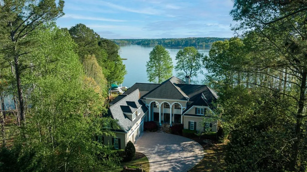 Elevated Coastal Living: $6.595M Georgia Residence with Sweeping Waterfront Scenery 24 1070 Prosperity Point Showcases a Stunning Waterfront Estate 3