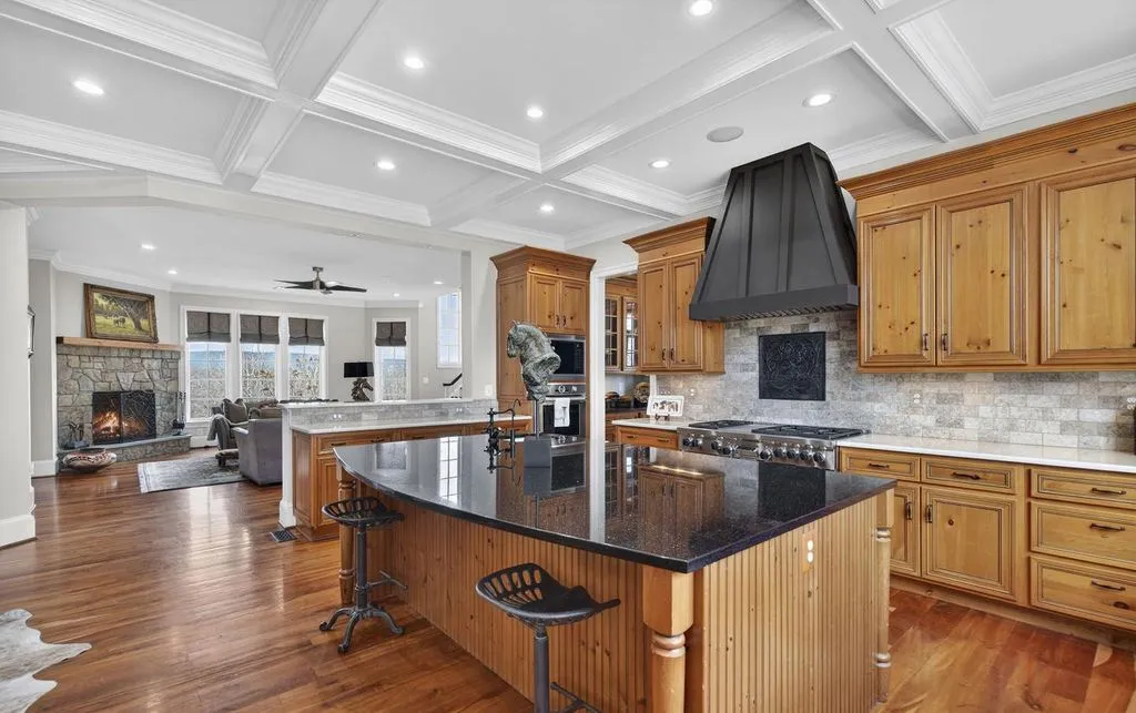 Stunning Virginia Country Estate with Panoramic Blue Ridge Mountain Views Asks $3.395M 15 116 result 1