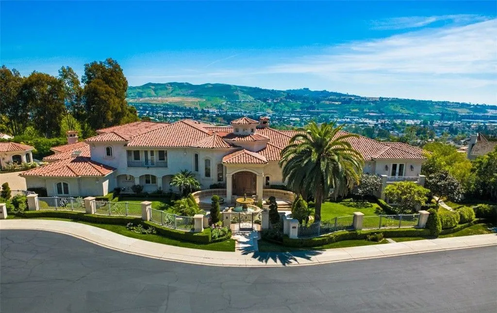 Luxury Coastal Estate with Ocean Views in Southern California Priced at $17.988M 5 12 Morning Dove Magnificent Ocean View Estate in Southern California 1