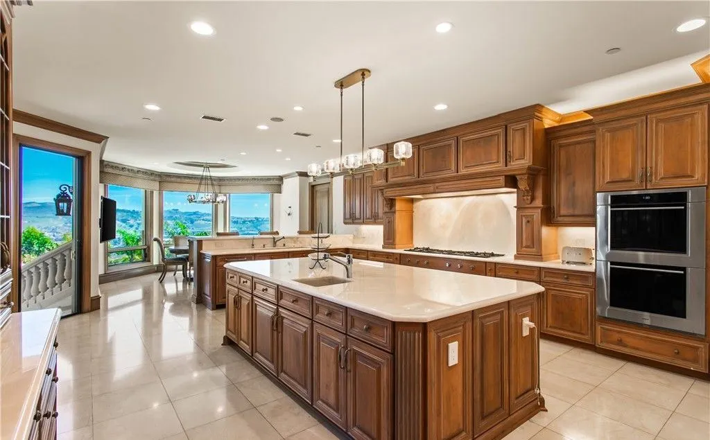 Luxury Coastal Estate with Ocean Views in Southern California Priced at $17.988M 14 12 Morning Dove Magnificent Ocean View Estate in Southern California 13