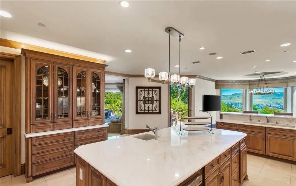 Luxury Coastal Estate with Ocean Views in Southern California Priced at $17.988M 15 12 Morning Dove Magnificent Ocean View Estate in Southern California 14