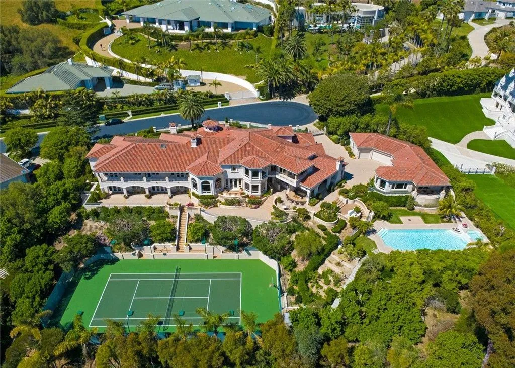 Luxury Coastal Estate with Ocean Views in Southern California Priced at $17.988M 6 12 Morning Dove Magnificent Ocean View Estate in Southern California 2
