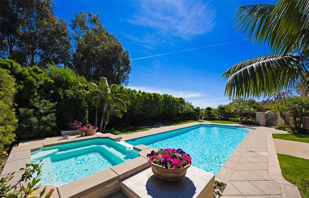 Luxury Coastal Estate with Ocean Views in Southern California Priced at $17.988M 23 12 Morning Dove Magnificent Ocean View Estate in Southern California 26