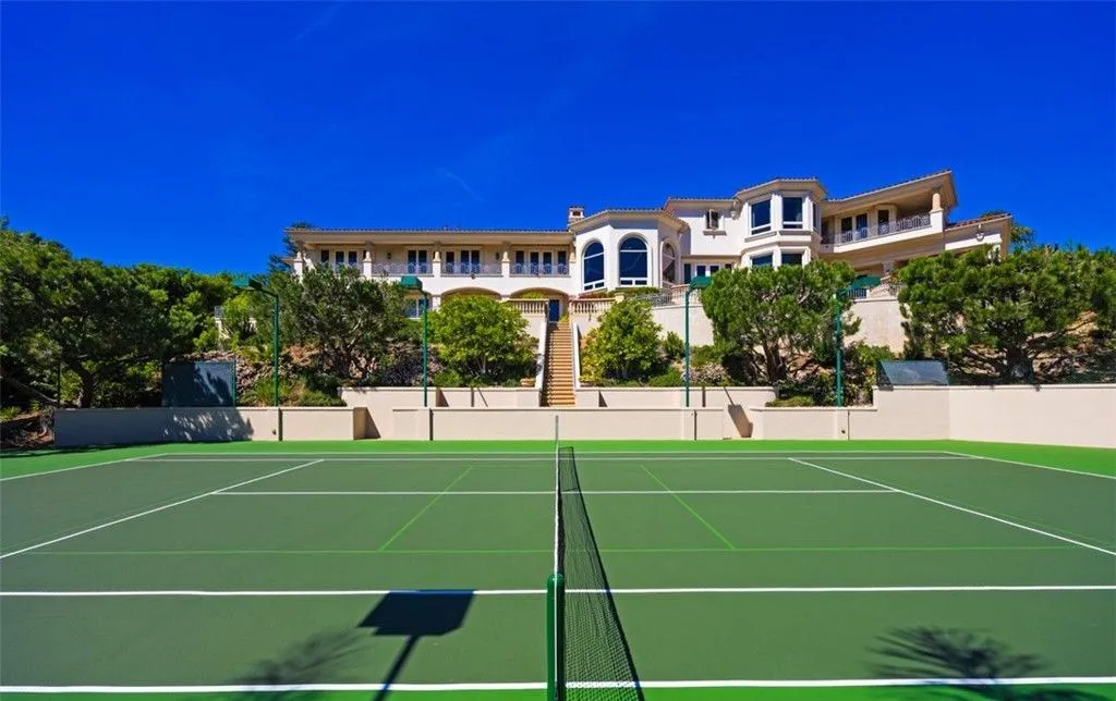 Luxury Coastal Estate with Ocean Views in Southern California Priced at $17.988M 22 12 Morning Dove Magnificent Ocean View Estate in Southern California 4 1