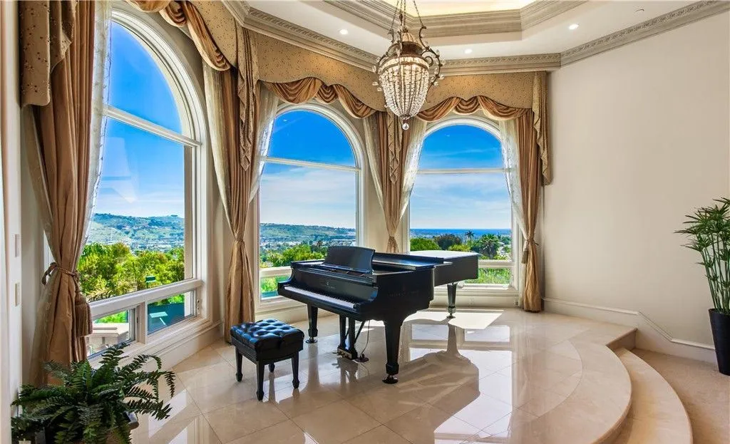 Luxury Coastal Estate with Ocean Views in Southern California Priced at $17.988M 9 12 Morning Dove Magnificent Ocean View Estate in Southern California 8