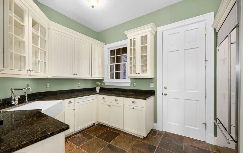 Stunning 5-Acre Estate Surrounded by Lush Gardens in Virginia Listed for $5.999M 17 1205 Towlston Rd Exceptional 5 Acre Private Estate in Virginia 13