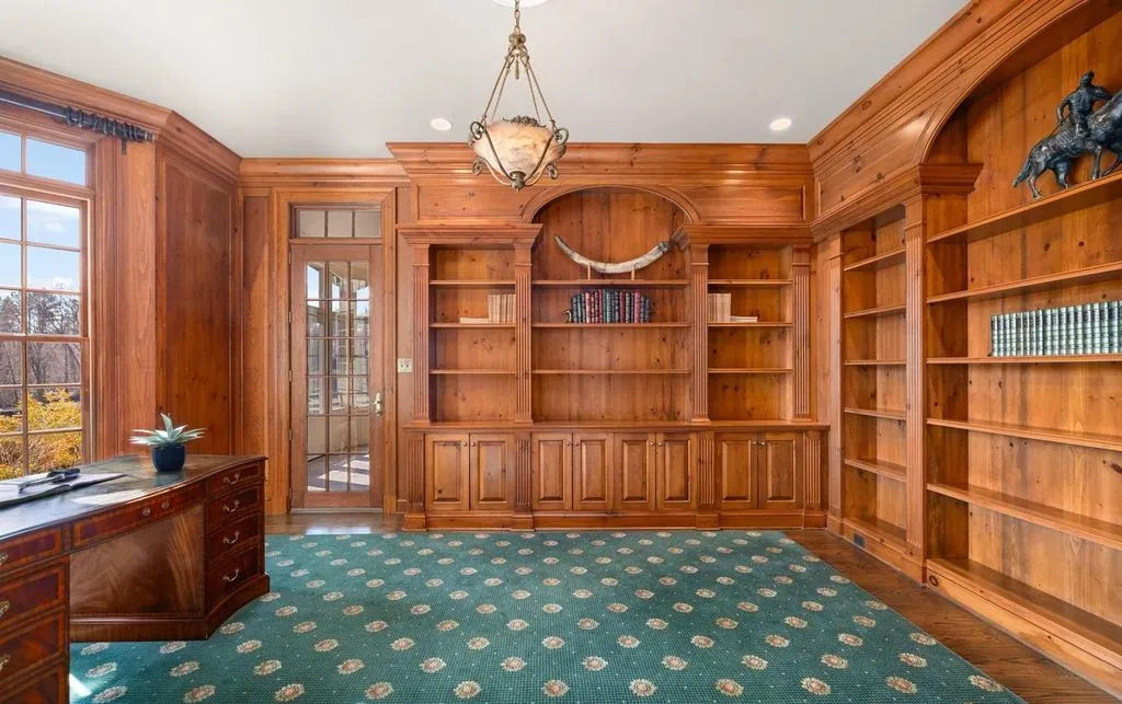 Stunning 5-Acre Estate Surrounded by Lush Gardens in Virginia Listed for $5.999M 9 1205 Towlston Rd Exceptional 5 Acre Private Estate in Virginia 5