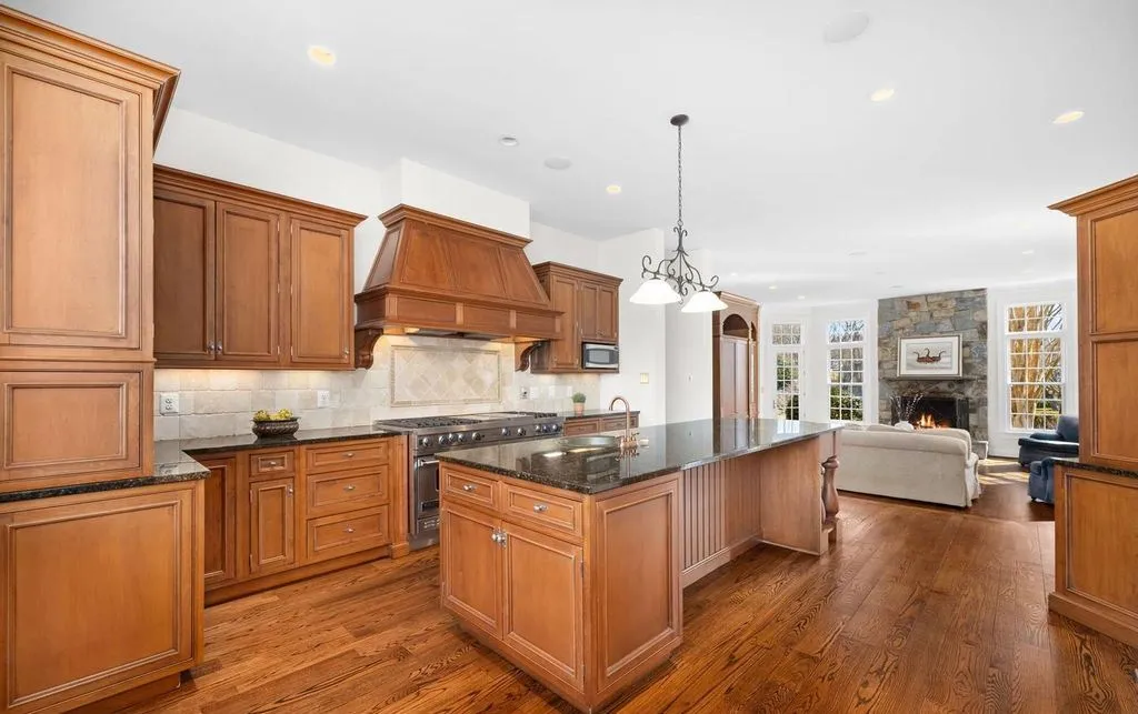 Stunning 5-Acre Estate Surrounded by Lush Gardens in Virginia Listed for $5.999M 11 1205 Towlston Rd Exceptional 5 Acre Private Estate in Virginia 7