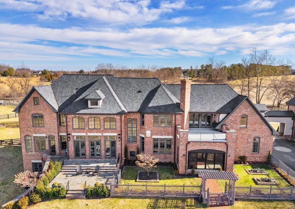 Stunning Virginia Country Estate with Panoramic Blue Ridge Mountain Views Asks $3.395M 24 122 result 1