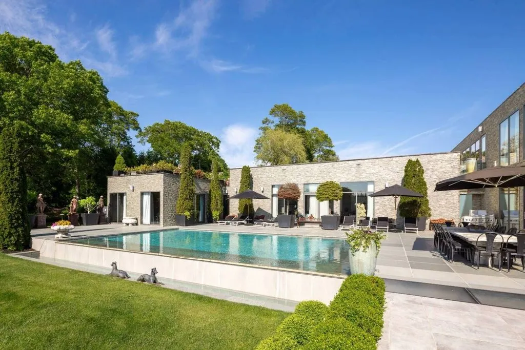 Secluded New York Retreat with Infinity-Edge Pool Hits the Market for $19.5 Million 22 122 result