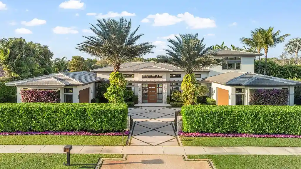 $10.9 Million Waterfront Estate in Wellington Showcases Luxury Living in Palm Beach Polo Community 5 Luxury waterfront estate in Wellington Florida featuring modern architecture, private pool, and scenic pond views in Palm Beach Polo community