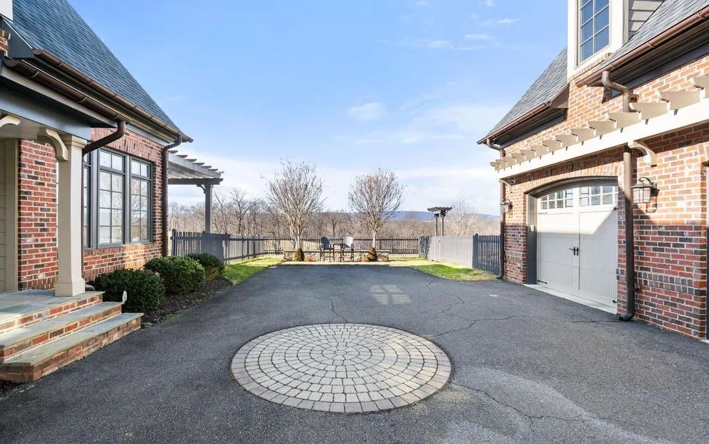 Stunning Virginia Country Estate with Panoramic Blue Ridge Mountain Views Asks $3.395M 26 124 result 1