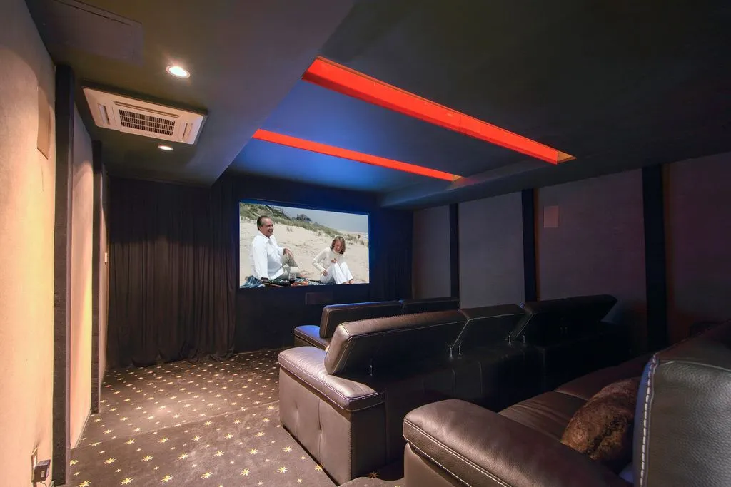 Secluded New York Retreat with Infinity-Edge Pool Hits the Market for $19.5 Million 25 125 result