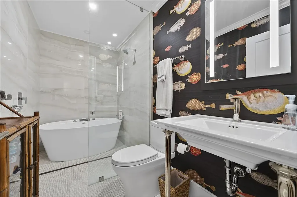 Stunning $7.8 Million Luxury Golf Estate in Indian River Shores Real Estate, Exclusive Resort-Style Living Opportunity 12 Luxury golf course home at 140 Island Creek Dr in Indian River Shores with pool and landscaped backyard