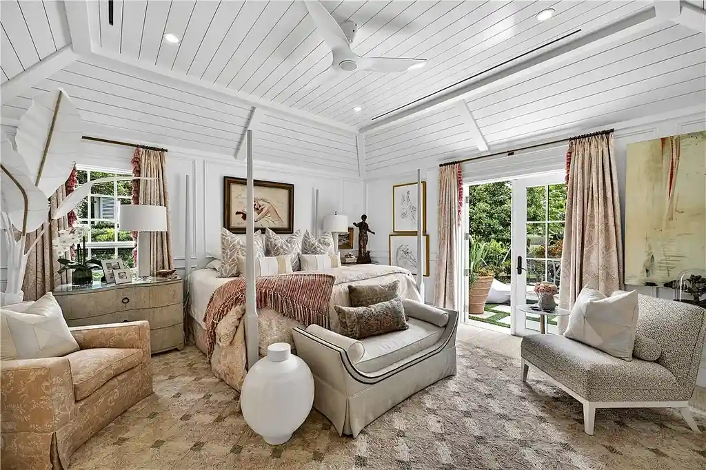 Stunning $7.8 Million Luxury Golf Estate in Indian River Shores Real Estate, Exclusive Resort-Style Living Opportunity 10 Luxury golf course home at 140 Island Creek Dr in Indian River Shores with pool and landscaped backyard