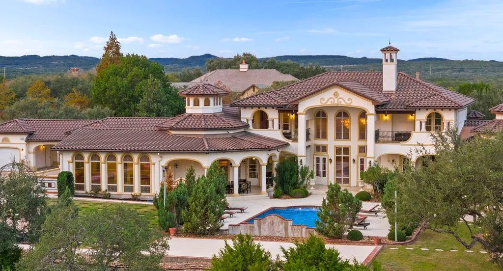 Private, Resort-Inspired Texas Estate Lists for $3,399,000 30 1418 Greystone A Stunning Texas Estate Offering Elevated Resort Living 27