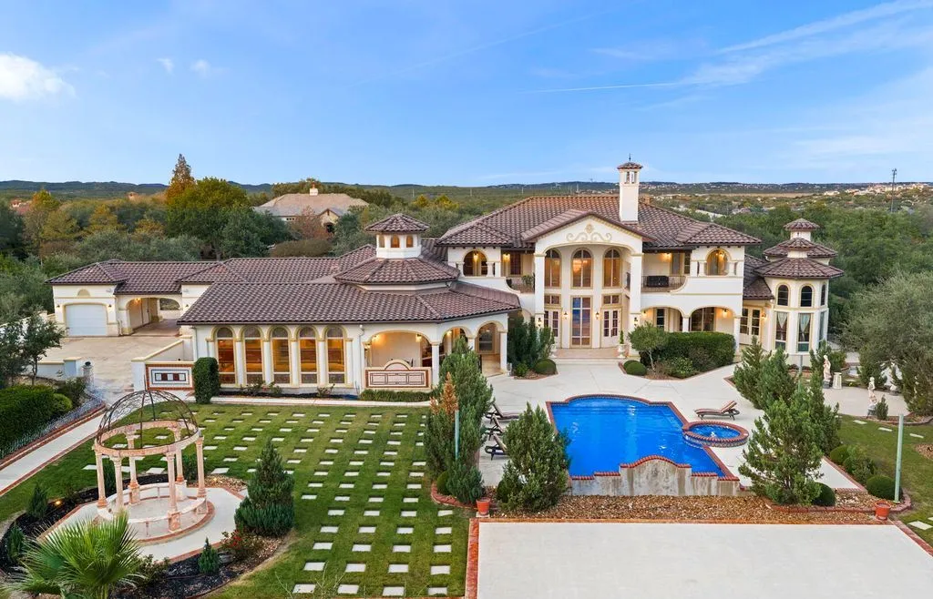 Private, Resort-Inspired Texas Estate Lists for $3,399,000 32 1418 Greystone A Stunning Texas Estate Offering Elevated Resort Living 29
