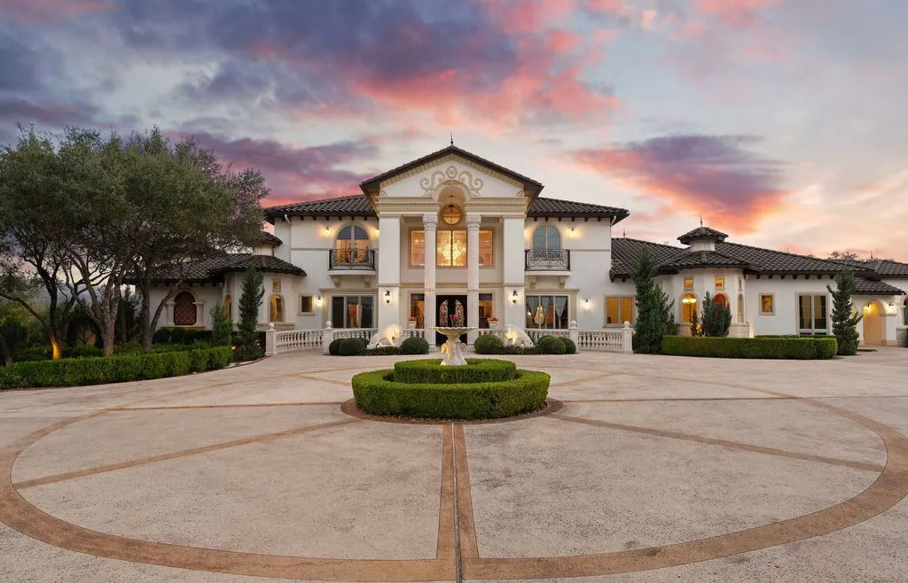Private, Resort-Inspired Texas Estate Lists for $3,399,000 7 1418 Greystone A Stunning Texas Estate Offering Elevated Resort Living 3
