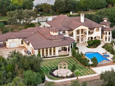 Private, Resort-Inspired Texas Estate Lists for $3,399,000 1 1418 Greystone A Stunning Texas Estate Offering Elevated Resort Living 30