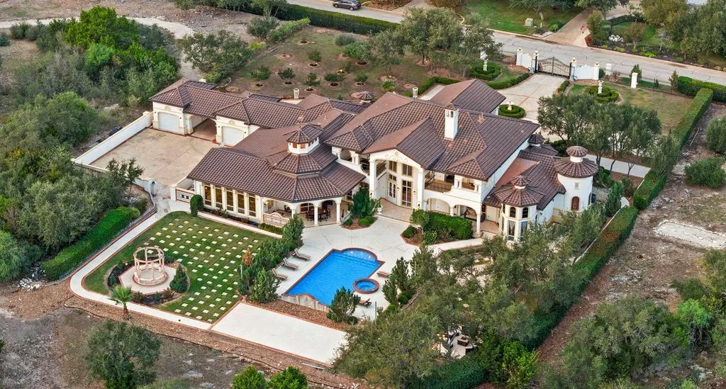 Private, Resort-Inspired Texas Estate Lists for $3,399,000 34 1418 Greystone A Stunning Texas Estate Offering Elevated Resort Living 31