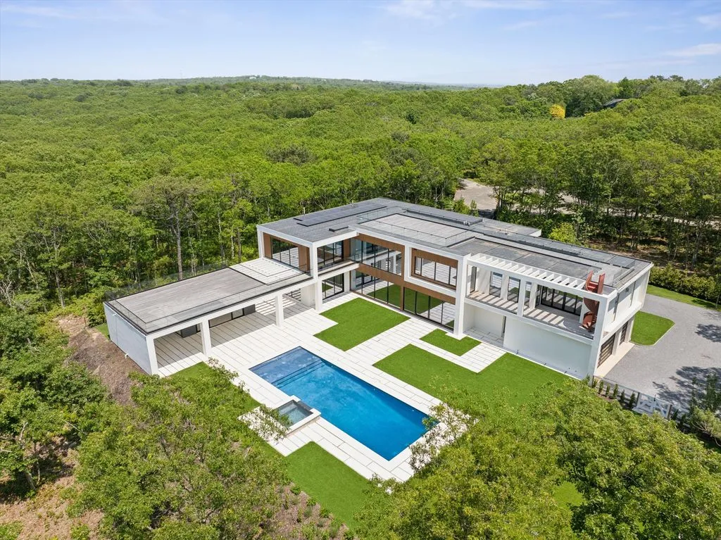 Exquisite Modern Estate on Nearly 5 Acres in New York Lists for $13.995 Million 8 15 Watermill Height Dr An Exquisite Modern Estate on Nearly 5 Acres in New York 4