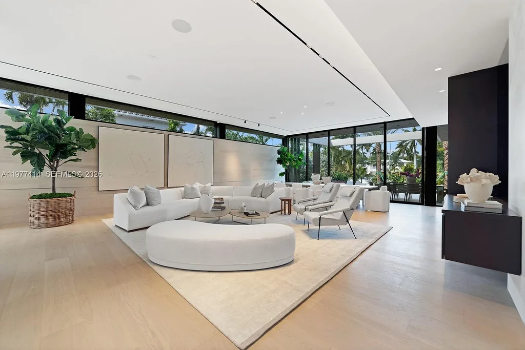 Brand-New $35 Million Luxury Waterfront Home in Miami Beach’s Sunset Islands Makes Market Debut 7 Private waterfront backyard with pool at 1745 W 24th St Miami Beach