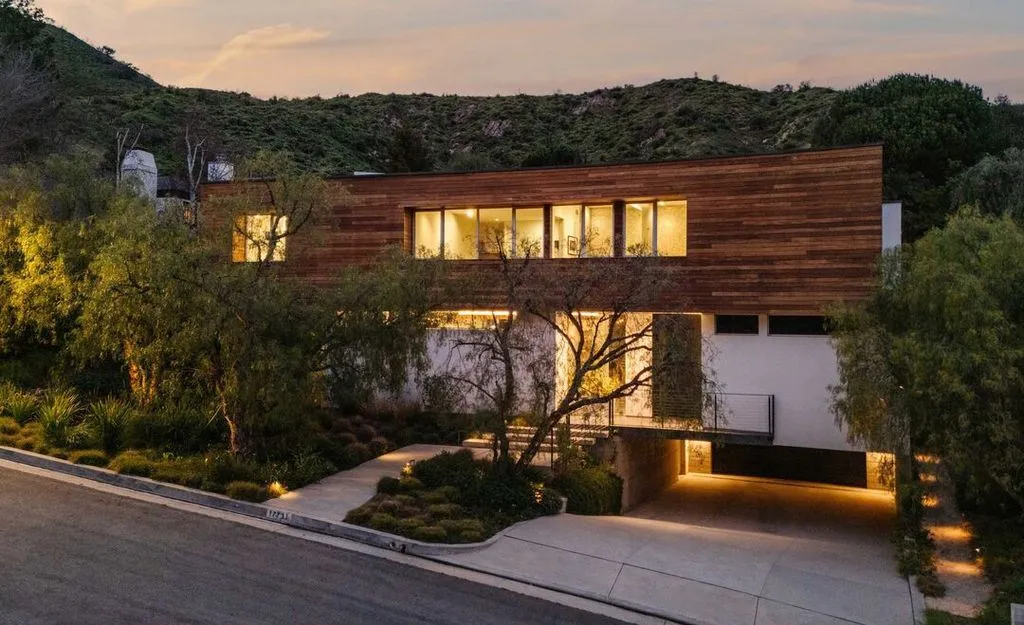 Private California Estate Offering Serenity and Convenience Lists for $11.495 Million 7 17731 Calle De Palermo Stunning Private Estate in California 25