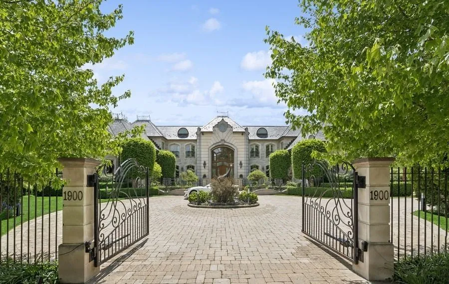 Breathtaking Northfield Residence Showcasing Resort-Style Luxury for $4.199M 5 1900 Winnetka Ave — Spectacular Northfield Residence Offering Resort Style Living 1