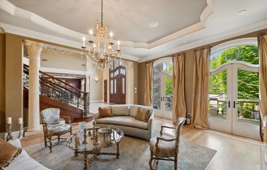 Breathtaking Northfield Residence Showcasing Resort-Style Luxury for $4.199M 9 1900 Winnetka Ave — Spectacular Northfield Residence Offering Resort Style Living 10