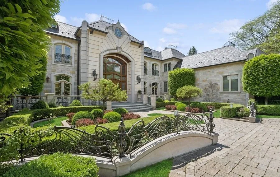 Breathtaking Northfield Residence Showcasing Resort-Style Luxury for $4.199M 6 1900 Winnetka Ave — Spectacular Northfield Residence Offering Resort Style Living 2