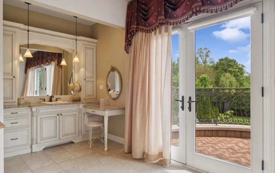 Breathtaking Northfield Residence Showcasing Resort-Style Luxury for $4.199M 22 1900 Winnetka Ave — Spectacular Northfield Residence Offering Resort Style Living 21