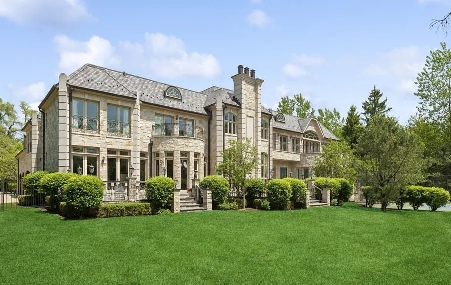 Breathtaking Northfield Residence Showcasing Resort-Style Luxury for $4.199M 16 1900 Winnetka Ave — Spectacular Northfield Residence Offering Resort Style Living 4