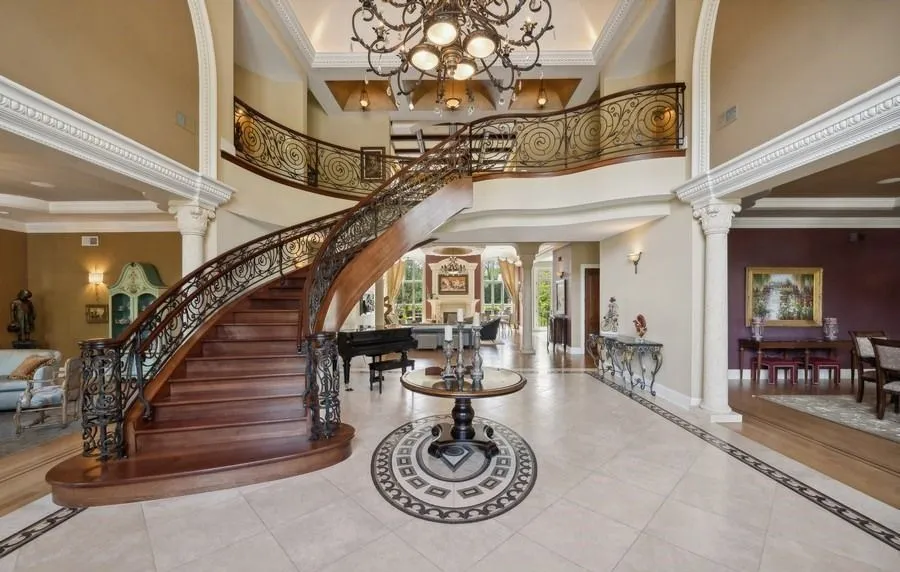 Breathtaking Northfield Residence Showcasing Resort-Style Luxury for $4.199M 7 1900 Winnetka Ave — Spectacular Northfield Residence Offering Resort Style Living 8