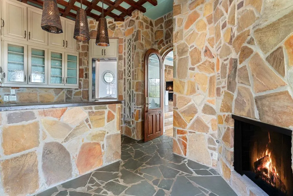 A Private Lake Travis Waterfront Estate in Austin Offered at $4.3 Million 9 203 Bella Riva Dr A Stunning Private Waterfront Retreat on Lake Travis 11