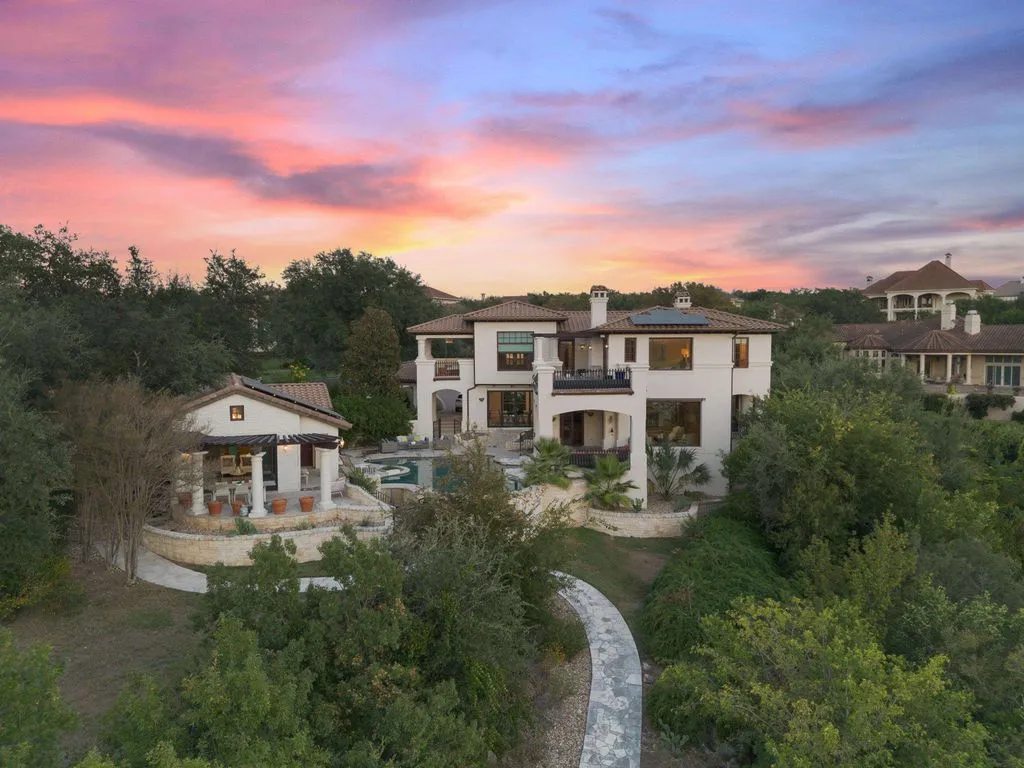A Private Lake Travis Waterfront Estate in Austin Offered at $4.3 Million 6 203 Bella Riva Dr A Stunning Private Waterfront Retreat on Lake Travis 6
