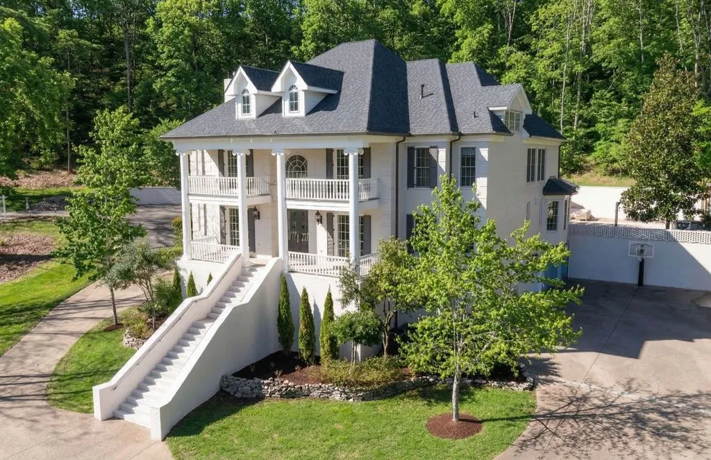 Breathtaking Tennessee Retreat Surrounded by Scenic Beauty Available for $10.15M 25 2183 S Berrys Chapel Rd Stunning Tennessee Estate 3