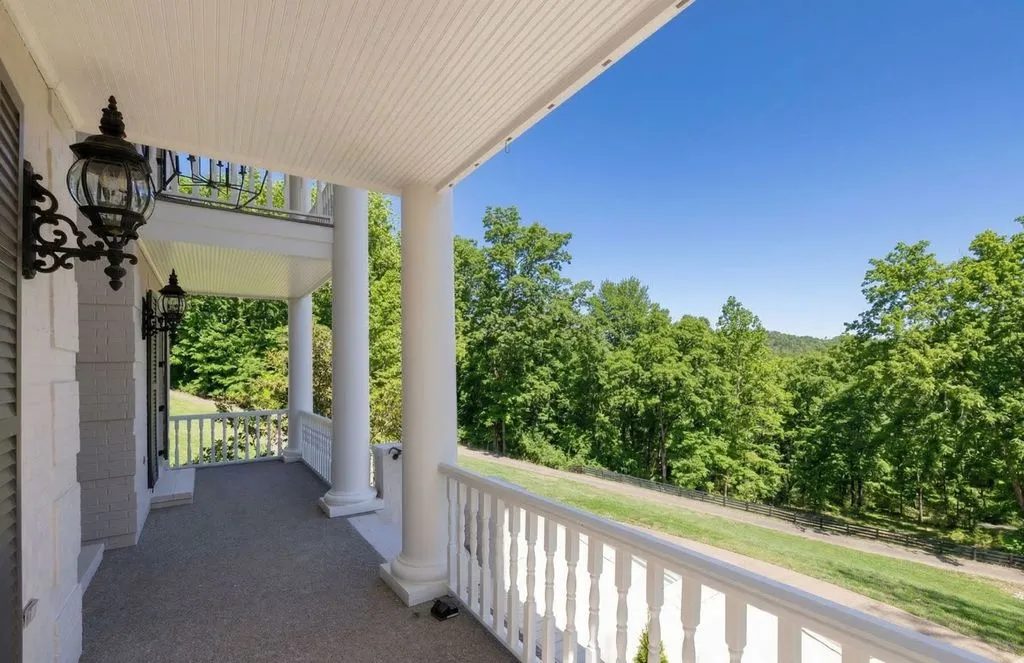 Breathtaking Tennessee Retreat Surrounded by Scenic Beauty Available for $10.15M 24 2183 S Berrys Chapel Rd Stunning Tennessee Estate 4