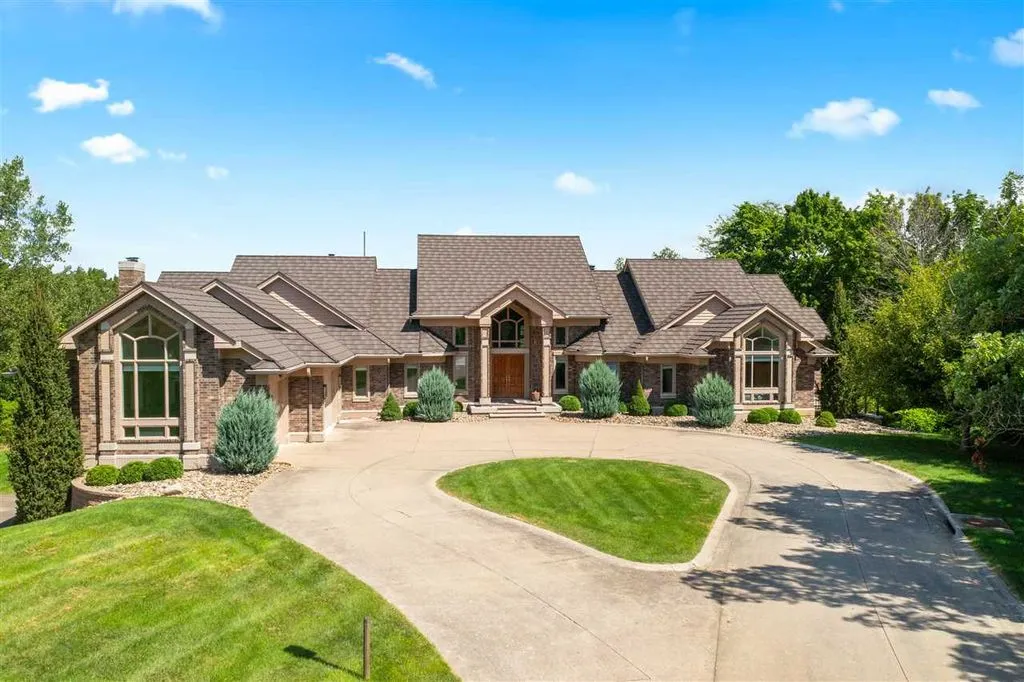 Spectacular 27-Acre Retreat Overlooking Coralville Lake Lists for $2.95 Million 6 2310 Lakeridge Pl NE Spectacular 27 Acre Retreat Overlooking Coralville Lake 2