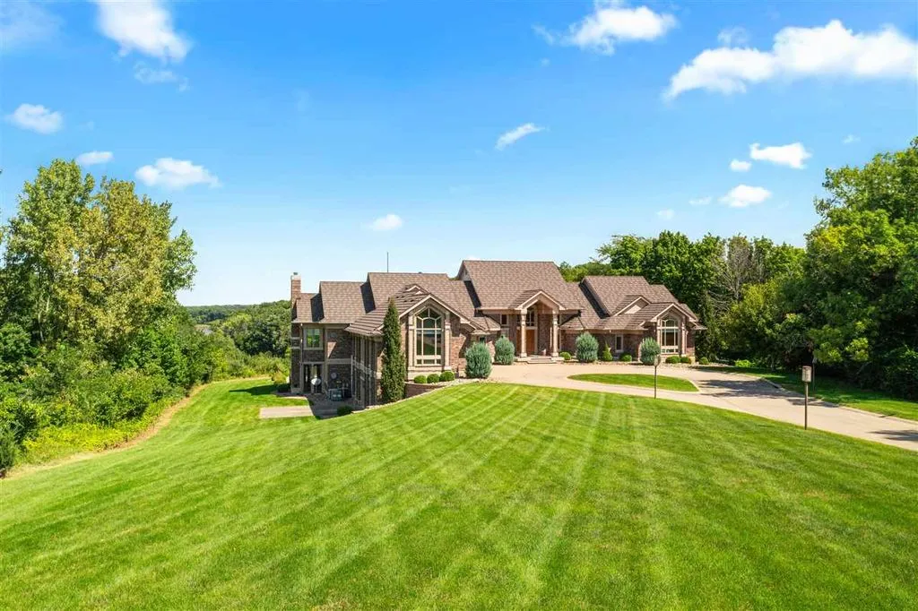 Spectacular 27-Acre Retreat Overlooking Coralville Lake Lists for $2.95 Million 7 2310 Lakeridge Pl NE Spectacular 27 Acre Retreat Overlooking Coralville Lake 3