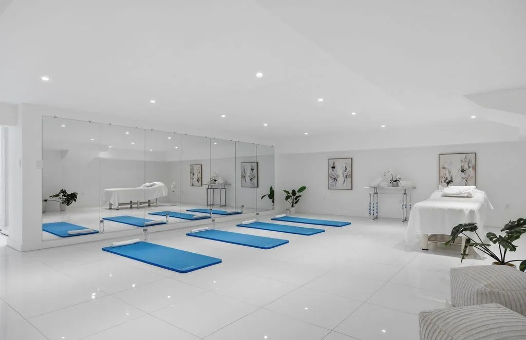 Stunning Ultra-Modern Estate by Gary Gallagher Hits the Market in New York for $10.75M 27 31 Chestnut Hill Drive Spectacular Ultra Modern Estate 18