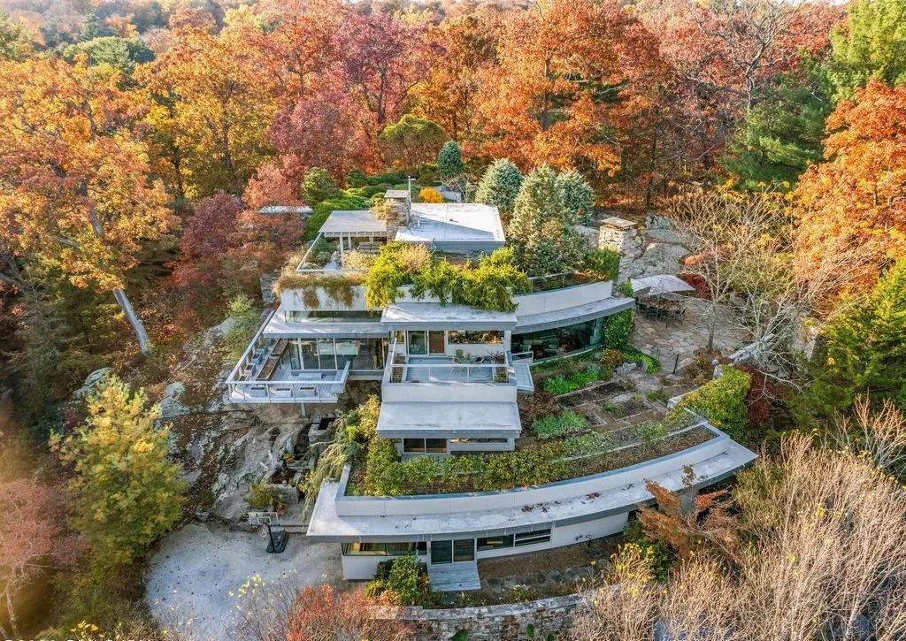 Extraordinary Connecticut Estate Showcasing Scenic Grounds and Refined Living for $14.995 Million 7 326–338 Stanwich Rd Spectacular Park Like Property with Expansive Grounds 3