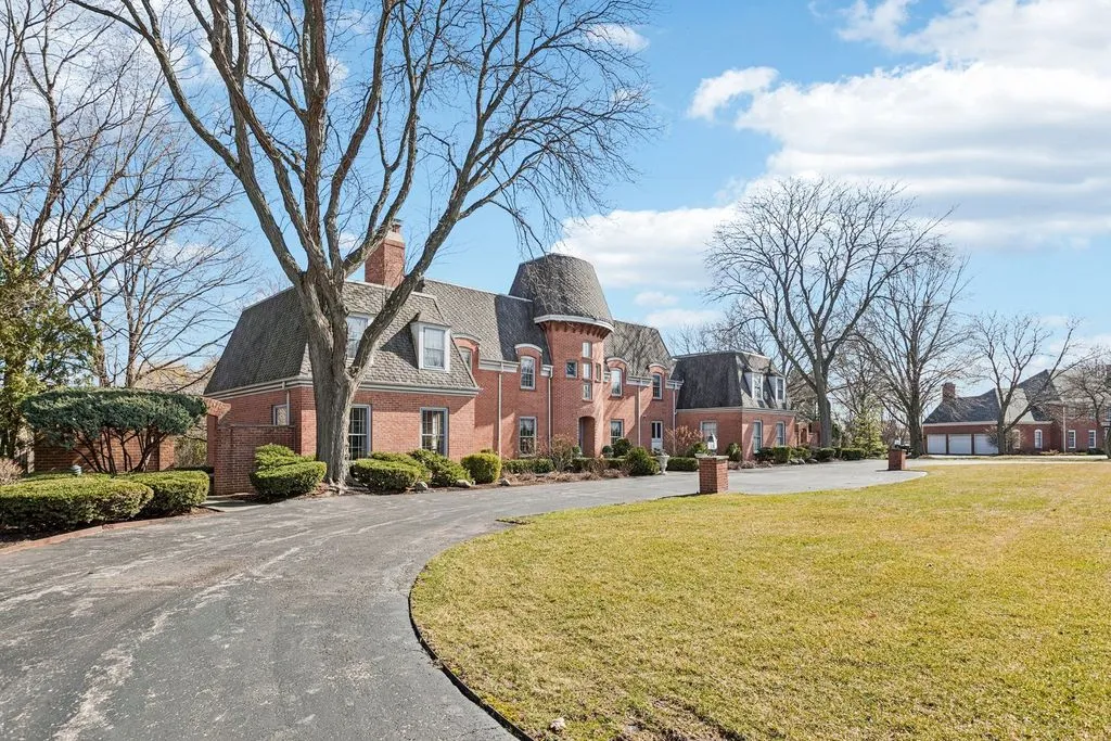 Luxury McIntosh Estate in Illinois with Expansive Living and Versatility Offered at $2.25 Million 25 545 Windsor Rd Stunning Property Delivering Expansive Living and Versatility 26